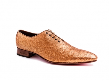 Zapato modelo Valor, fabricado en glitter dorado.