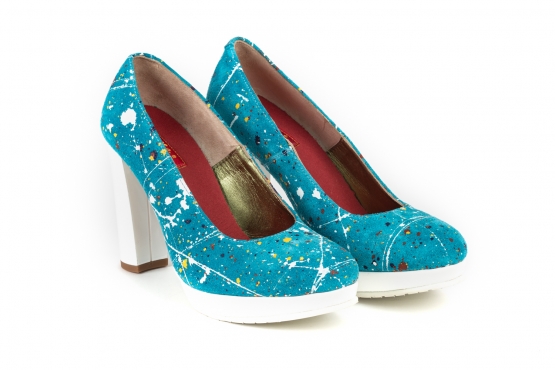 Dripyta model shoe, manufactured in blue paint plush.