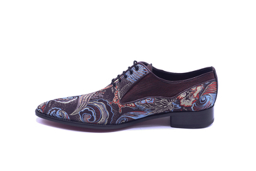 Zapato modelo May, fabricado en Fantasia 521 N6 Granate Rizas Granate