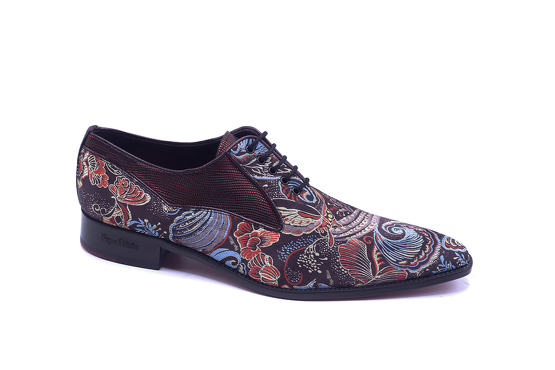 Zapato modelo May, fabricado en Fantasia 521 N6 Granate Rizas Granate