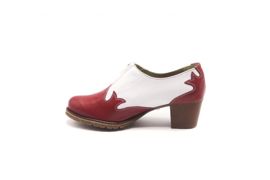 Carmín shoe model, manufactured in Napa Blanca Napa Roja