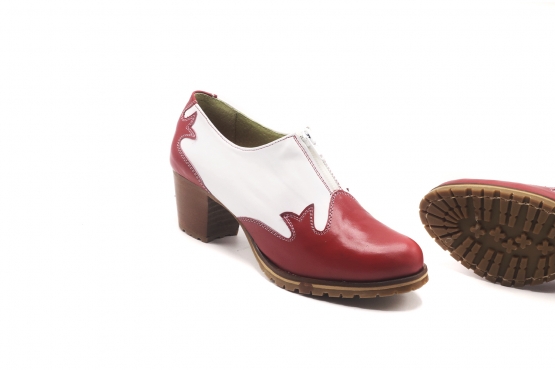 Carmín shoe model, manufactured in Napa Blanca Napa Roja