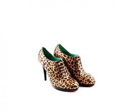 Zapato modelo Gold Wild, fabricado en toga butone.