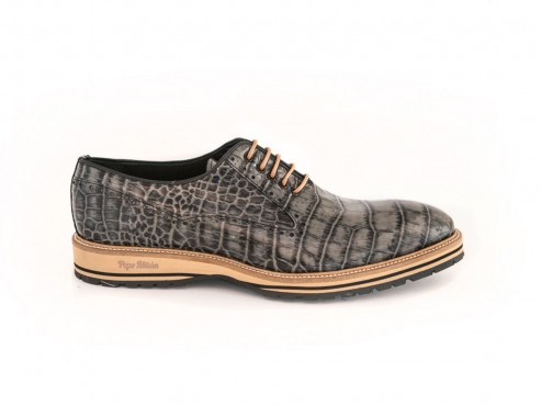 Paddington model shoe, manufactured in arby P, color patent gray.