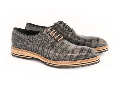 Paddington model shoe, manufactured in arby P, color patent gray.