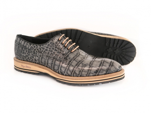 Paddington model shoe, manufactured in arby P, color patent gray.