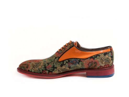 Modèle de chaussure Segoriano, fabriquée en fantaisie bedel et cuir verni mandarine.
