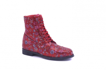 Berry Ankle Boot model, manufactured in 102 Samoa Bermello