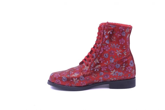 Berry Ankle Boot model, manufactured in 102 Samoa Bermello