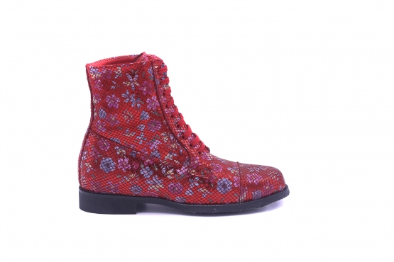 Berry Ankle Boot model, manufactured in 102 Samoa Bermello