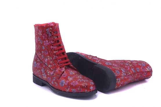 Berry Ankle Boot model, manufactured in 102 Samoa Bermello