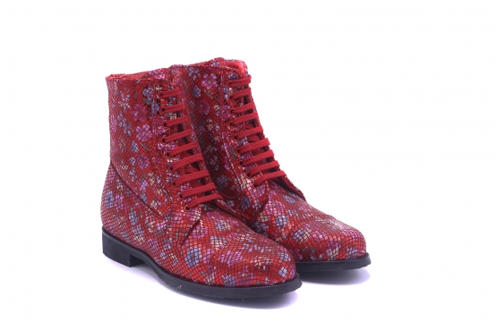 Berry Ankle Boot model, manufactured in 102 Samoa Bermello