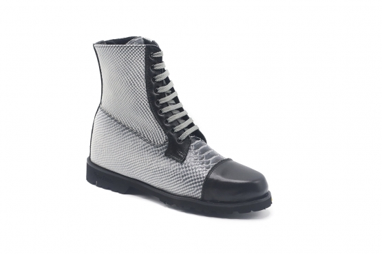 Tarly Ankle Boot model, manufactured in Anaconda Negra y Blanca