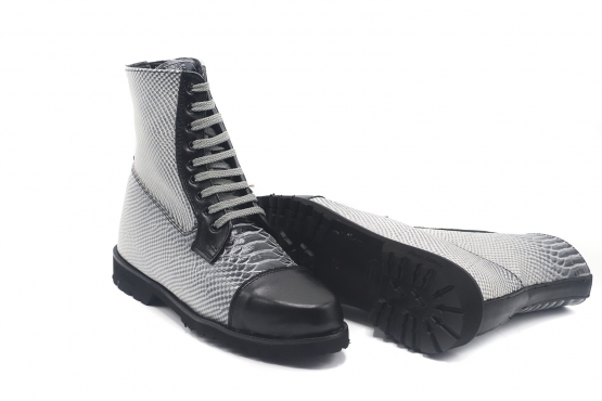 Tarly Ankle Boot model, manufactured in Anaconda Negra y Blanca