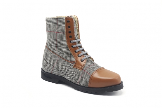 Field Ankle Boot model, manufactured in Escoces Gris Napa Roble