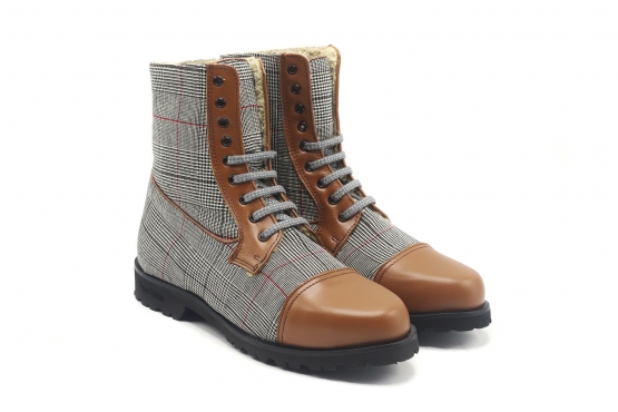 Field Ankle Boot model, manufactured in Escoces Gris Napa Roble