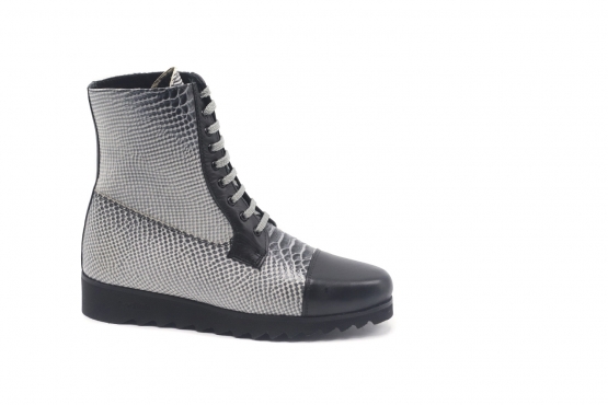 Vitaly Ankle Boot model, manufactured in Anaconda Negra y Blanca