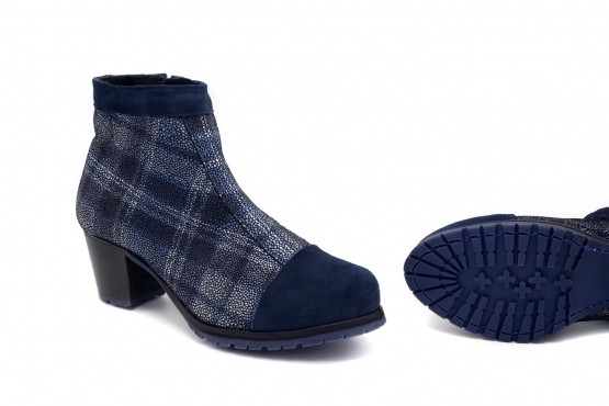 Ankle Boot model Indigo, manufactured in AFELPADO AZUL MARINO Napa Maykel