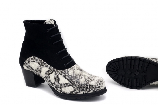 Ankle Boot model Debra, manufactured in COBRA NEGRA & BLANCA AFELPADO NEGRO