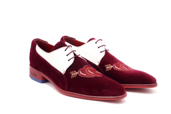 Zapato modelo Romance, fabricado en Terciopelo Burdeos & Charol Blanco - Bordado San Valentín 3