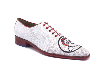 Zapato modelo Veinticinco, fabricado en Napa Textura Blanca Bordado Papa Noel