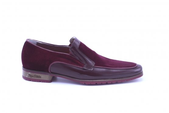 Aristomilán model shoe made of bordeaux patent leather and velvet burgundy