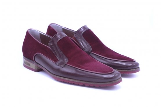 Aristomilán model shoe made of bordeaux patent leather and velvet burgundy