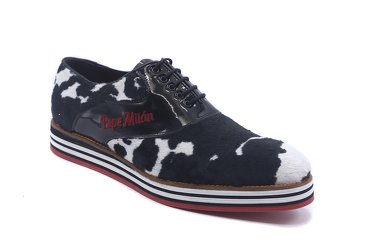 Sneaker modelo Milk , fabricado en vaca negra y blanca.