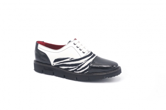 Zapato modelo Gilly, fabricado en  Factor Negro Cebra Negra y Blanca Charol Blanco