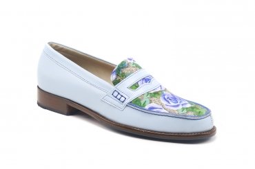 Zapato modelo Akane, fabricado en Napa Celeste M27 Marino