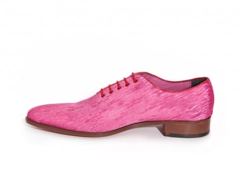 Modèle de chaussure Plush, fabriqué en fuxia lente.