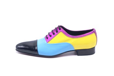Modèle de chaussure Reville, fabriqué en Charol Amarillo Fucsia y Celeste