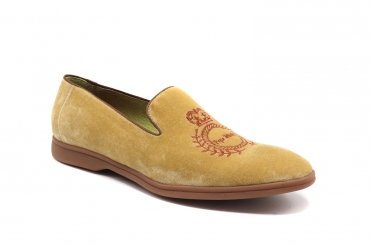Modèle de chaussure Dulce, fabriqué en Terciopelo beige Bordado corona Pepe caramelo