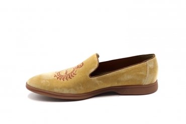 Modèle de chaussure Dulce, fabriqué en Terciopelo beige Bordado corona Pepe caramelo