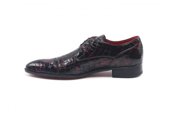 Zapato modelo Troupe, fabricado en Croco Patent Burdeos