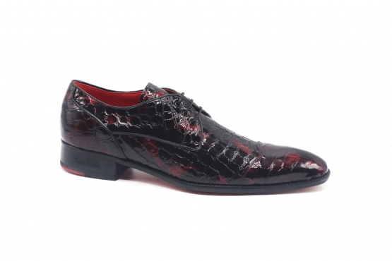 Zapato modelo Troupe, fabricado en Croco Patent Burdeos