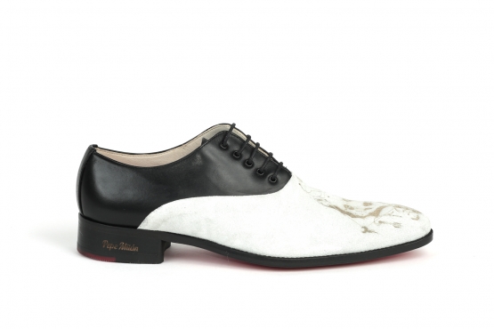 Zapato modelo Jomy, fabricado en serraje con grabado en láser y napa negra. 