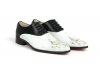 Zapato modelo Jomy, fabricado en serraje con grabado en láser y napa negra. 