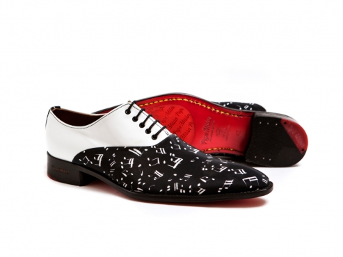  Modèle de chaussure Leo, faite de fantaisie musicale et de cuir verni blanc