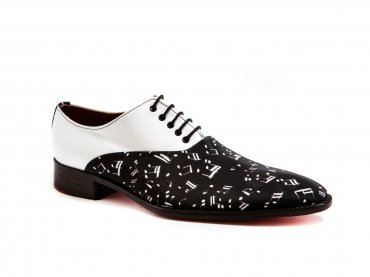 Leo model shoe, made of textile music notes and white patent leather.