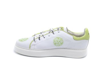 Zapato modelo Sua, fabricación en Napa Blanca Napa Verde Logo Verde personalizado