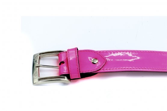 Rouge model belt, manufactured in Charol Fluor Fucsia