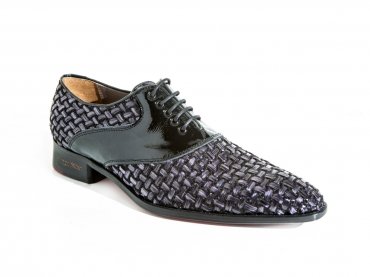 Modèle de chaussures de Négociateur, en cuir tressé lilas et verni noir DM.