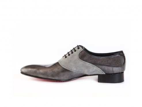 Zapato modelo Pearl, fabricación en charol gris carbón y afelpado perla