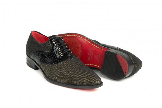 Modèle de chaussure Goldiny, fabriquée en pichu noir fantaisie et noix de coco noire.