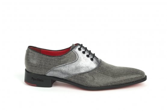 Modèle de chaussure Metalicy, en cuir verni gris et plomb gris.