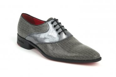 Modèle de chaussure Metalicy, en cuir verni gris et plomb gris.