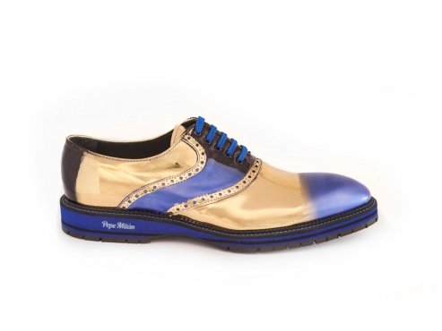 Modèle de sneaker de cirque, fait de fantaisie peint à la main.