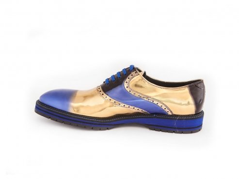 Modèle de sneaker de cirque, fait de fantaisie peint à la main.