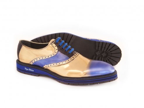 Modèle de sneaker de cirque, fait de fantaisie peint à la main.